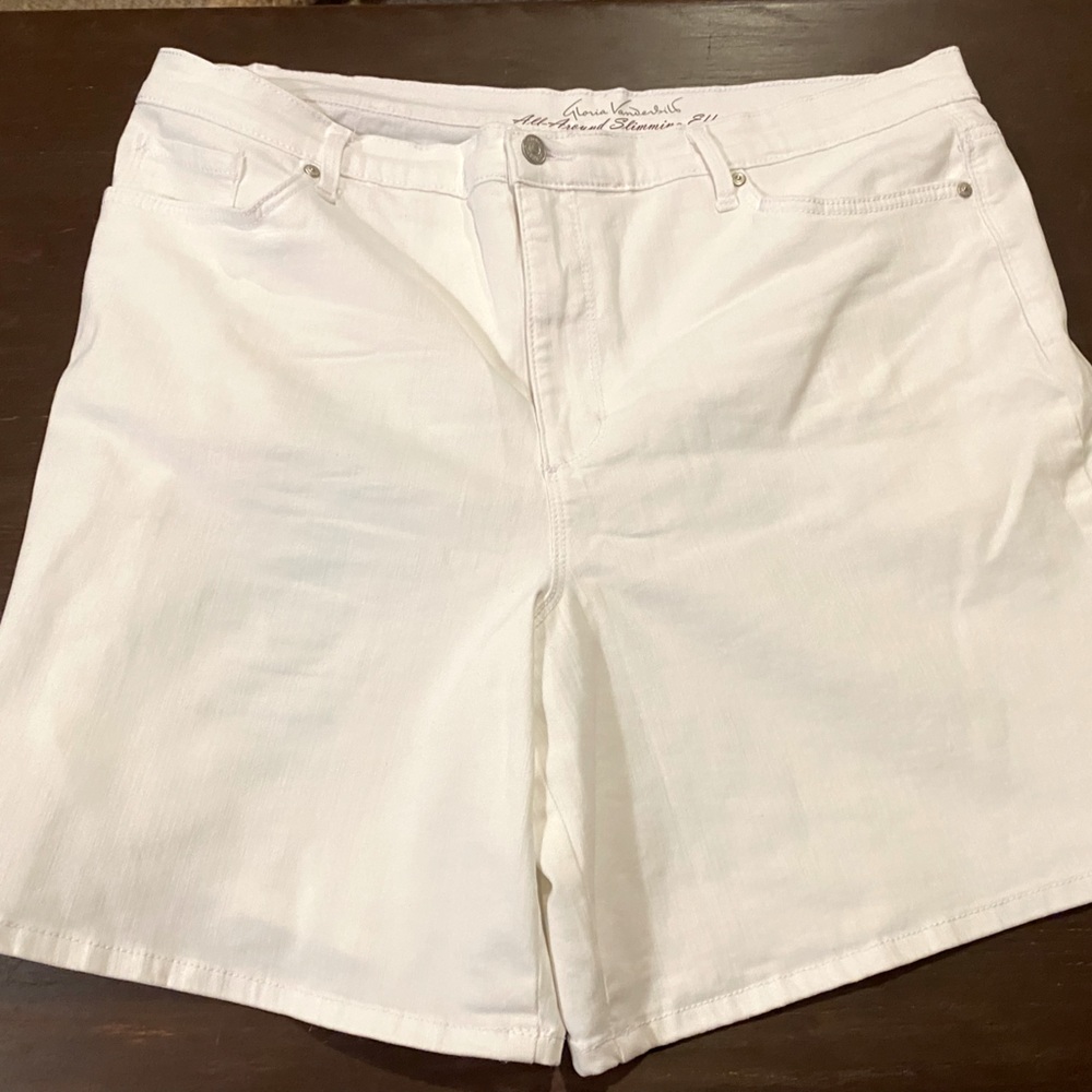 WOMEN’S Gloria Vanderbilt White Button Up Slimming Shorts Size 18